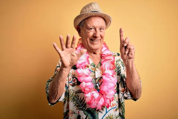 Šedovlasý Starší Muž Letním Klobouku Hawaiian Lei Přes Žluté Pozadí — Stock fotografie