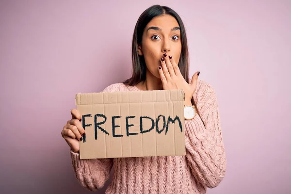 Jovem Bela Ativista Morena Protestando Pela Liberdade Segurando Cartaz Cobrir — Fotografia de Stock