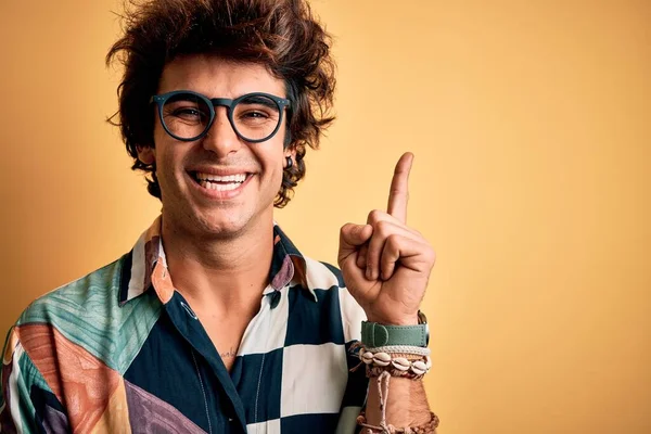 Młody Człowiek Wakacjach Kolorowych Koszulkach Okularach Odizolowanym Żółtym Tle Dużym — Zdjęcie stockowe
