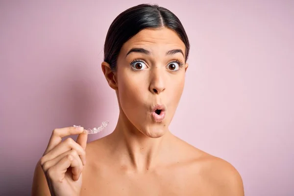 Genç Güzel Bir Kız Diş Hekimini Pembe Arka Plan Üzerinde — Stok fotoğraf