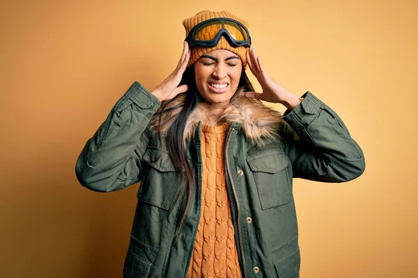 Joven Mujer Hispana Hermosa Con Gafas Esquí Abrigo Para Clima — Foto de Stock