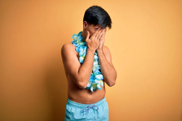 Junger Gutaussehender Touristenmann Urlaub Badebekleidung Und Hawaiianischen Lei Blumen Mit — Stockfoto