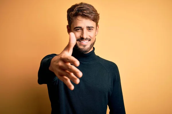 Jonge Knappe Man Met Baard Dragen Coltrui Staan Gele Achtergrond — Stockfoto