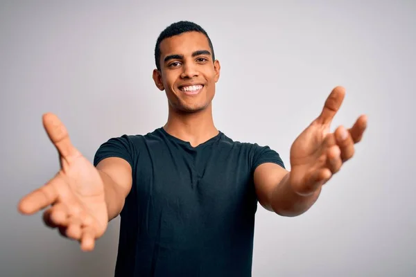 Ein Junger Gutaussehender Afrikanisch Amerikanischer Mann Lässigem Shirt Steht Vor — Stockfoto