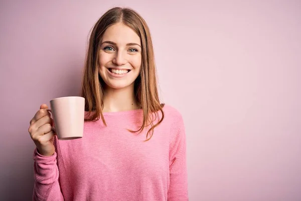 Joven Hermosa Pelirroja Bebiendo Taza Café Sobre Fondo Rosa Aislado — Foto de Stock