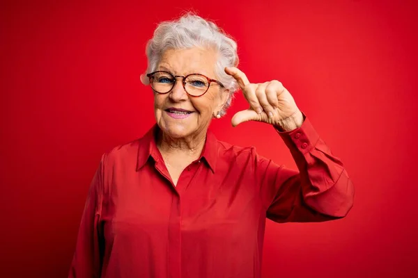 Senior Vacker Gråhårig Kvinna Bär Casual Skjorta Och Glasögon Över — Stockfoto