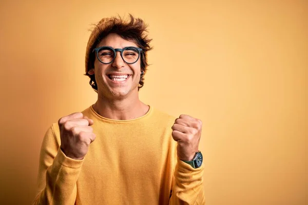 Joven Hombre Guapo Con Camiseta Casual Gafas Sobre Fondo Amarillo —  Fotos de Stock