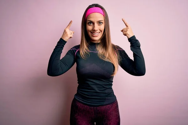 Mladá Blondýnka Fitness Žena Sobě Sportovní Cvičení Oblečení Přes Izolované — Stock fotografie