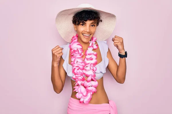 Ung Vacker Afrikansk Turist Kvinna Bär Bikini Och Hawaiian Lei — Stockfoto