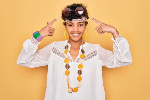 Ung Vacker Afrikansk Amerikansk Afro Hippie Kvinna Bär Solglasögon Och — Stockfoto