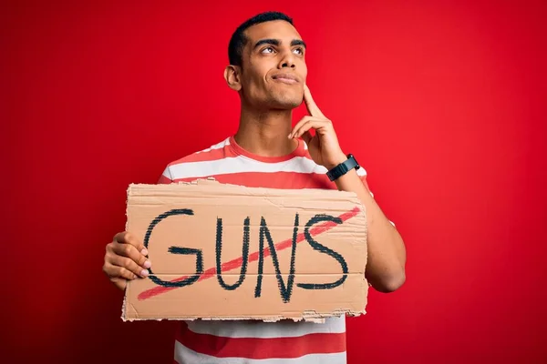 年轻英俊的非洲裔美国男子举着印有禁枪信息的横幅 严肃地面对问题 非常混乱的想法 — 图库照片