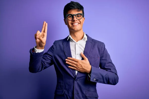 Jovem Homem Negócios Bonito Vestindo Jaqueta Óculos Sobre Fundo Roxo — Fotografia de Stock