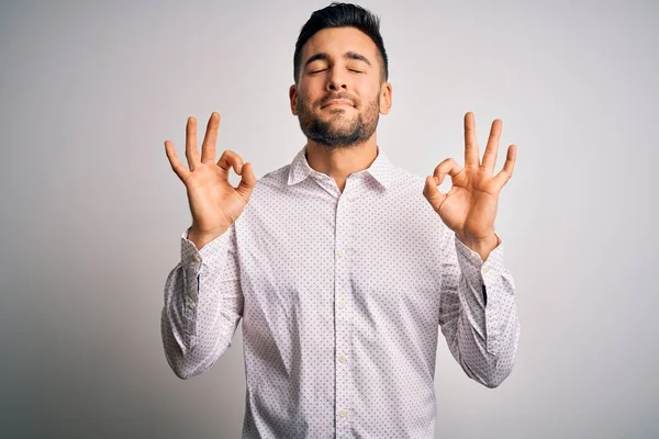 Ung Stilig Man Bär Elegant Skjorta Stående Över Isolerad Vit — Stockfoto