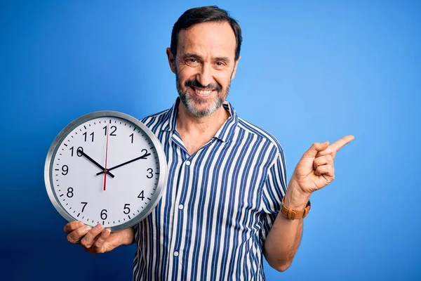 Edad Media Hoary Hombre Sosteniendo Gran Reloj Pie Sobre Fondo —  Fotos de Stock