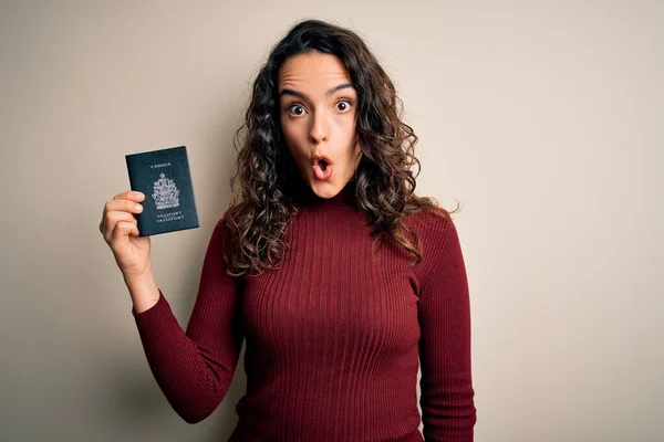 Joven Hermosa Turista Con Cabello Rizado Vacaciones Sosteniendo Pasaporte Canadiense — Foto de Stock