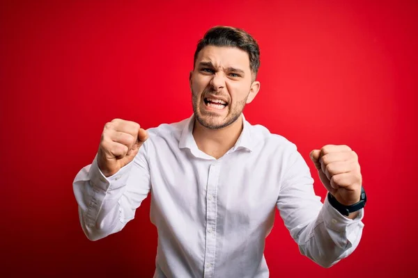 Young Business Man Blue Eyes Wearing Elegant Shirt Standing Red — Stock Photo, Image