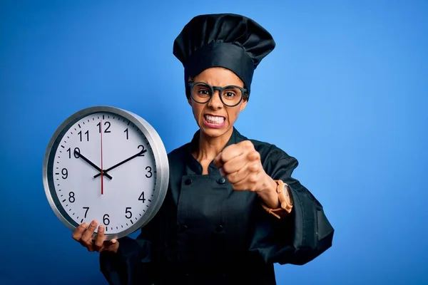 Mujer Panadera Afroamericana Vistiendo Uniforme Cocina Sombrero Haciendo Cuenta Atrás —  Fotos de Stock