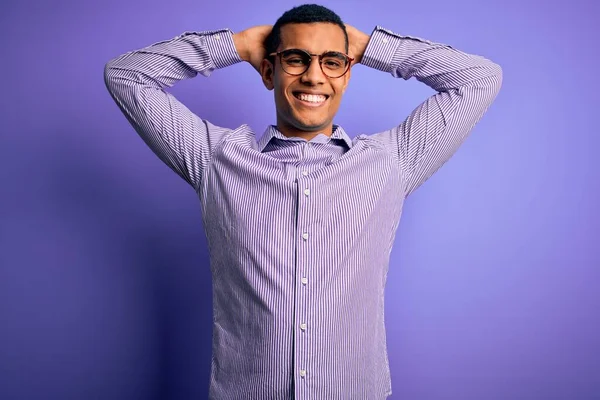 Yakışıklı Afro Amerikalı Adam Mor Arka Planda Çizgili Gömlek Gözlük — Stok fotoğraf
