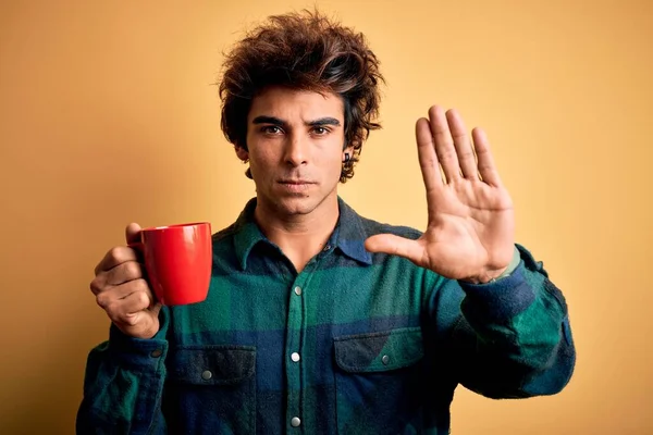 Ung Stilig Man Dricker Kopp Kaffe Stående Över Isolerad Gul — Stockfoto