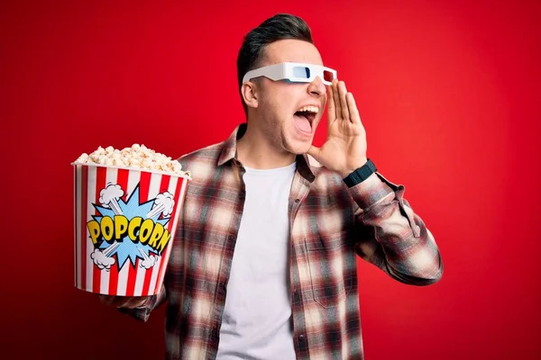 Junge Gutaussehende Kaukasische Mann Mit Filmbrille Und Essen Popcorn Schreiend — Stockfoto