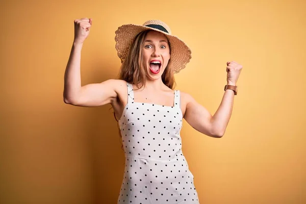 Joven Mujer Rubia Hermosa Vacaciones Con Sombrero Verano Sobre Fondo — Foto de Stock