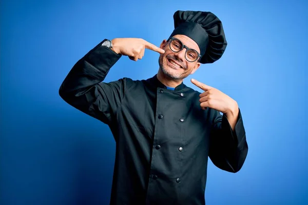Giovane Bel Cuoco Che Indossa Uniforme Fornello Cappello Sfondo Blu — Foto Stock