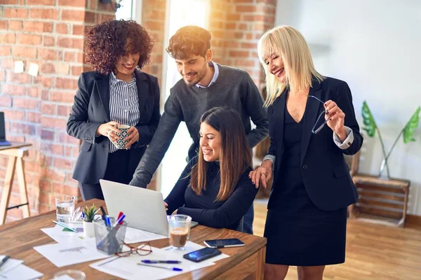 Gruppe Von Geschäftsleuten Die Glücklich Und Zuversichtlich Lächeln Zusammenarbeit Mit — Stockfoto