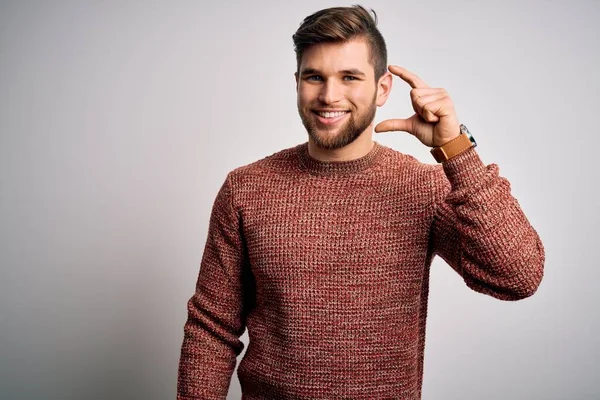 수염을 기르고 남자가 스웨터를 웃으며 손으로 손가락 카메라를 크기의 표지판을 — 스톡 사진