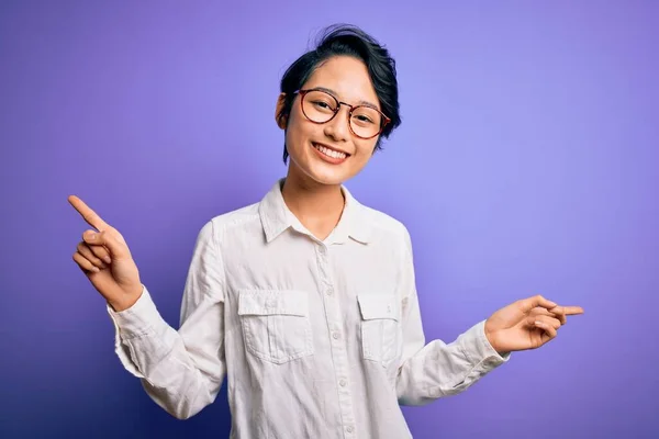 Jovem Bela Menina Asiática Vestindo Camisa Casual Óculos Sobre Fundo — Fotografia de Stock