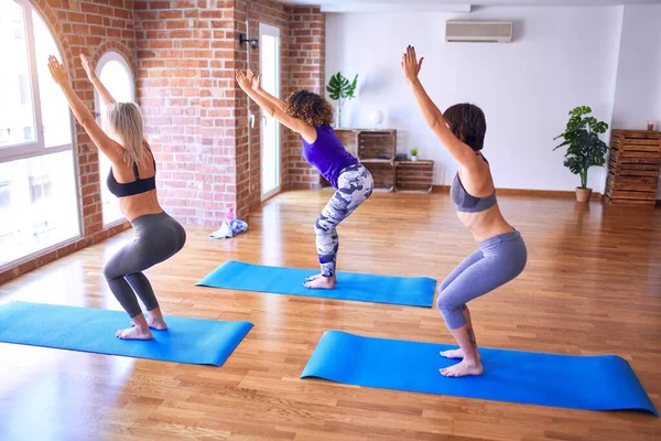 Joven Hermoso Grupo Deportistas Practicando Yoga Pie Haciendo Pose Silla — Foto de Stock