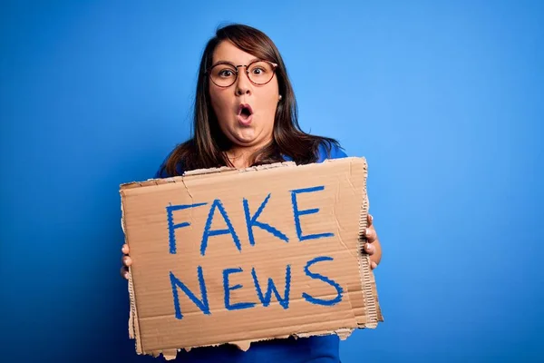 Mooie Size Vrouw Met Nep Nieuws Banner Voor Valse Journalistiek — Stockfoto