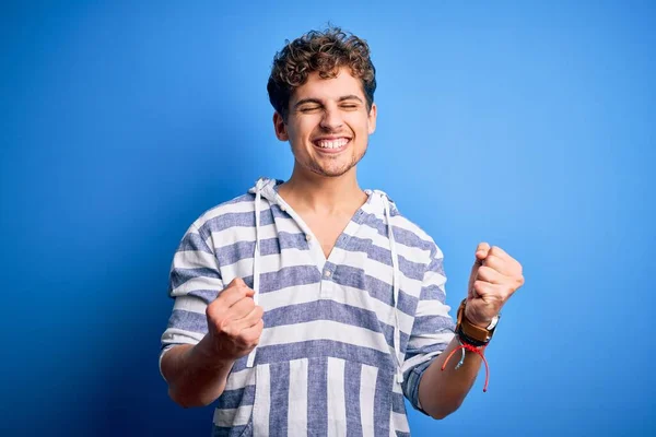 Joven Hombre Guapo Rubio Con Pelo Rizado Usando Sudadera Rayas —  Fotos de Stock