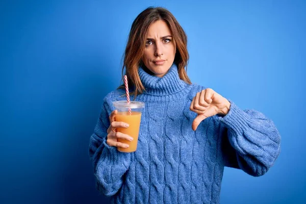 Young Beautiful Brunette Woman Drinking Healthy Orange Juice Blue Background — Stock Photo, Image