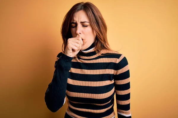 Jonge Mooie Brunette Vrouw Dragen Gestreepte Coltrui Gele Achtergrond Gevoel — Stockfoto