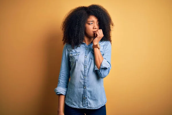 Junge Schöne Afrikanisch Amerikanische Frau Mit Afrohaaren Die Über Gelbem — Stockfoto