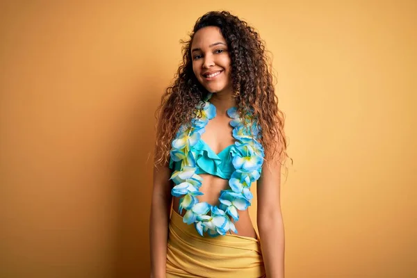 Νεαρή Όμορφη Αμερικανίδα Διακοπές Φορώντας Μπικίνι Και Λουλουδάκια Χαβανέζικα Λέι — Φωτογραφία Αρχείου