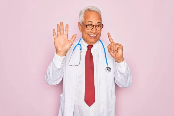 Orta Yaşlı Gri Saçlı Steteskop Takan Profesyonel Sağlık Ceketi Giyen — Stok fotoğraf