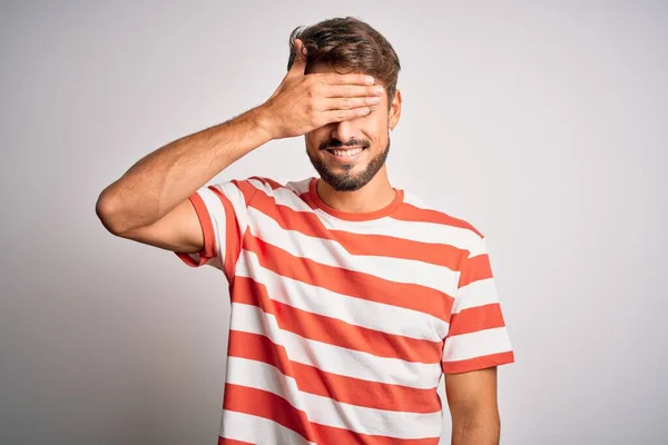 Beyaz Arka Planda Duran Çizgili Tişörtlü Sakallı Yakışıklı Genç Bir — Stok fotoğraf