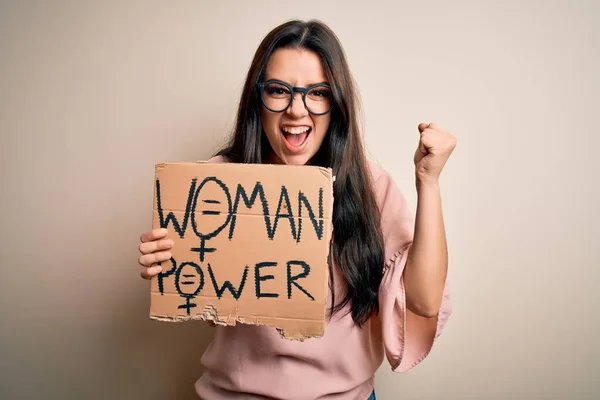 Mujer Morena Joven Sosteniendo Pancarta Protesta Poder Las Mujeres Sobre —  Fotos de Stock