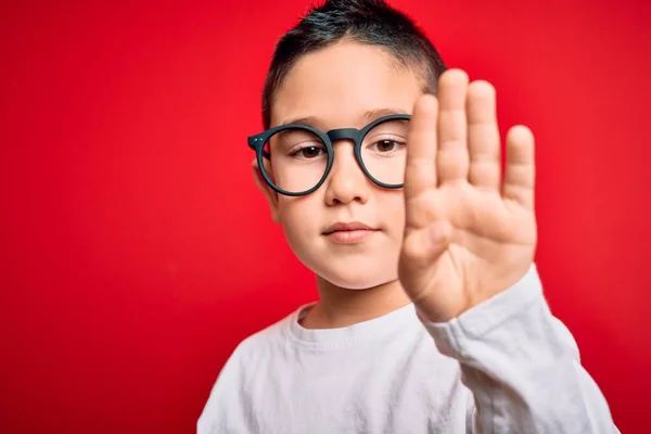 Giovane Bambino Intelligente Ragazzo Indossa Occhiali Nerd Sfondo Rosso Isolato — Foto Stock