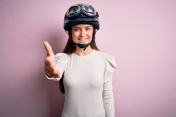 Jovem Bela Mulher Motociclista Com Olhos Azuis Vestindo Capacete Moto — Fotografia de Stock