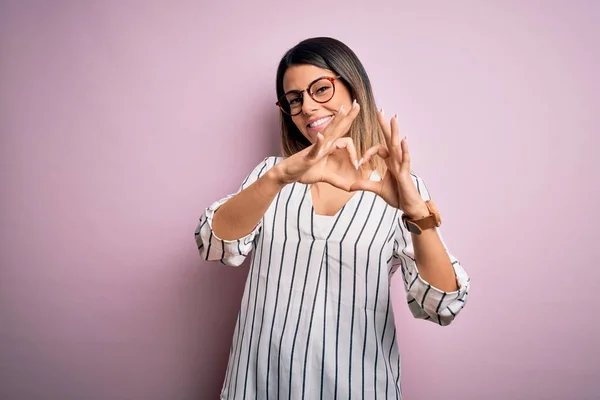 Jonge Mooie Vrouw Draagt Casual Gestreepte Shirt Bril Roze Achtergrond — Stockfoto