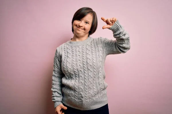 Young Syndrome Woman Wearing Casual Sweater Isolated Background Smiling Confident — Stock Photo, Image