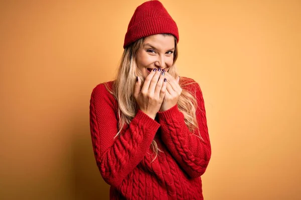 Jovem Mulher Loira Bonita Vestindo Camisola Casual Boné Sobre Fundo — Fotografia de Stock