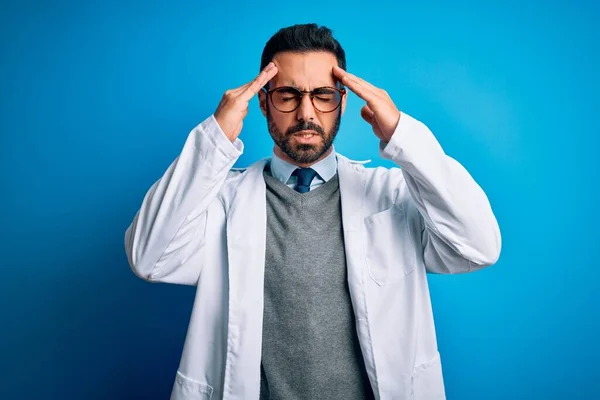 Ung Stilig Läkare Man Med Skägg Bär Rock Och Glasögon — Stockfoto