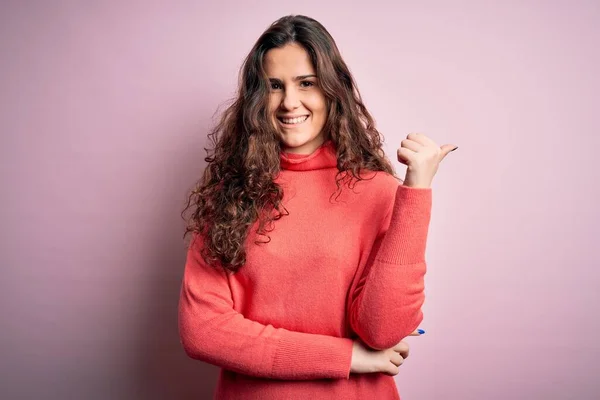 Joven Hermosa Mujer Con Pelo Rizado Usando Jersey Cuello Alto — Foto de Stock