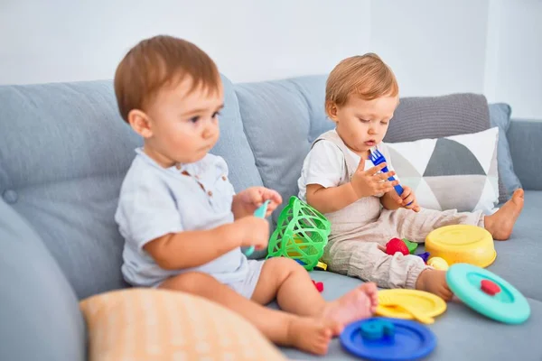 Belas Crianças Sentadas Sofá Brincando Com Brinquedos Casa — Fotografia de Stock