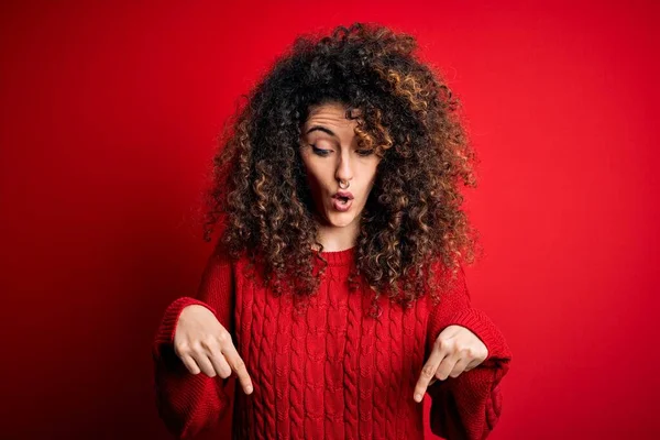 Mujer Hermosa Joven Con Pelo Rizado Piercing Usando Suéter Rojo —  Fotos de Stock