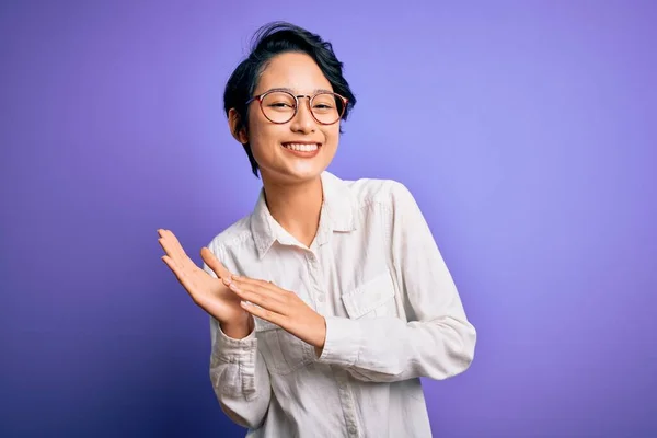 Jovem Bela Menina Asiática Vestindo Camisa Casual Óculos Sobre Fundo — Fotografia de Stock