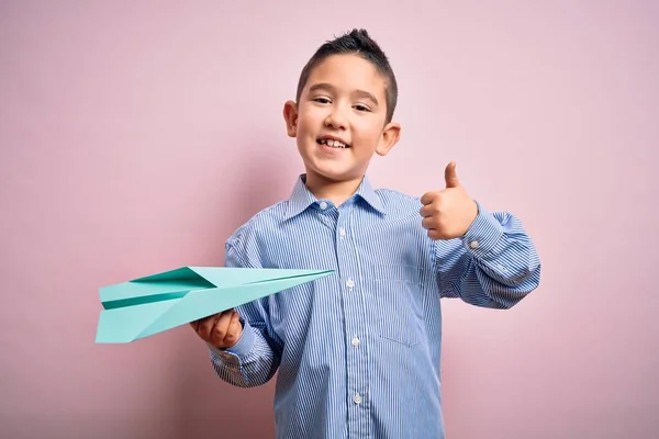Jovem Garoto Segurando Avião Papel Sobre Fundo Rosa Isolado Feliz — Fotografia de Stock